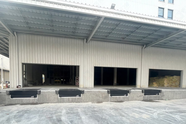 吉利汽车物流出货口：定制15吨卸货平台，筑牢高效出海物流防线