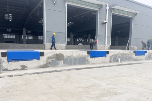 新建厂房物流出货口卸货平台：效率、安全完美融合