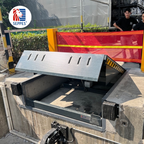 镂空唇板式卸货平台：延伸挡板，防坠安全