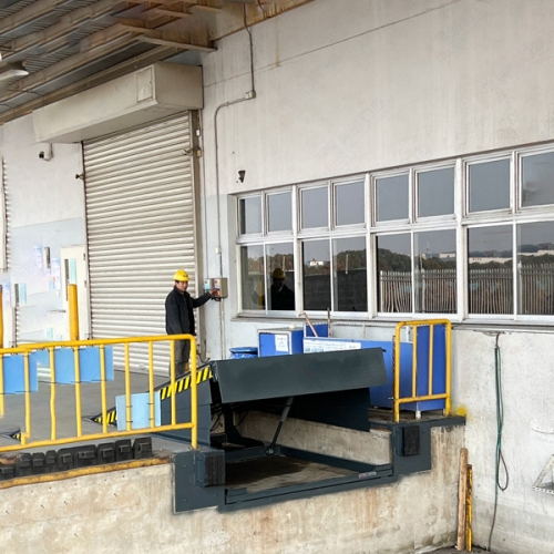 翻转搭板一键秒连车厢，仓库卸货平台实现“无落差”安全过渡