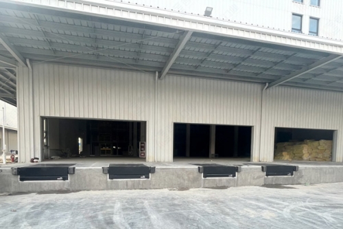 吉利汽车物流出货口：定制15吨卸货平台，筑牢高效出海物流防线