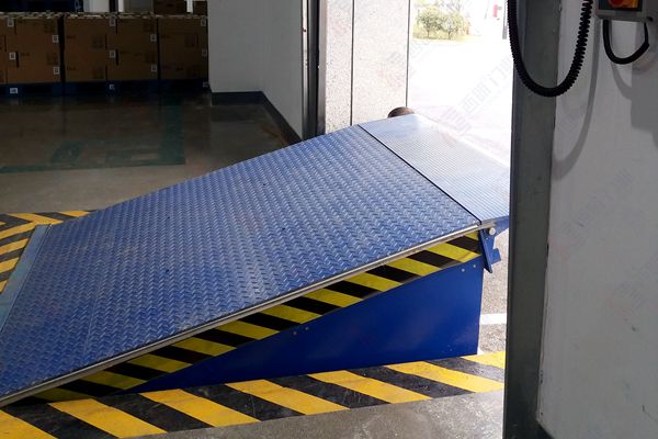 生鲜超市的收货码头电动升降平台