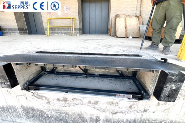 手动沿边式卸货平台