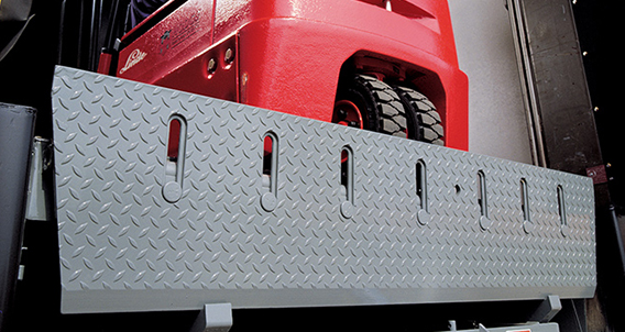 唇板升级往上延伸，为卸货平台筑牢防叉车跌落屏障