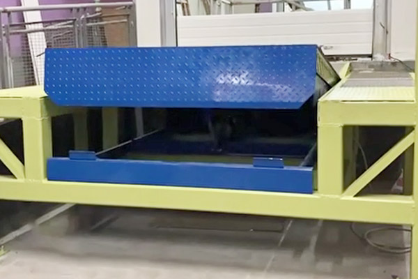 底部带托架装卸货平台